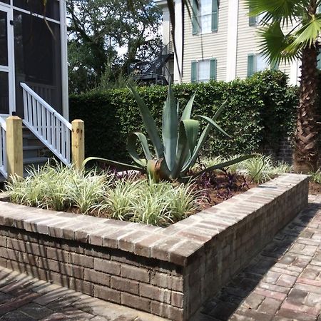 Jingle Bells Square House-Historic District-Working Fireplaces-Screened Porch Savannah Exterior photo