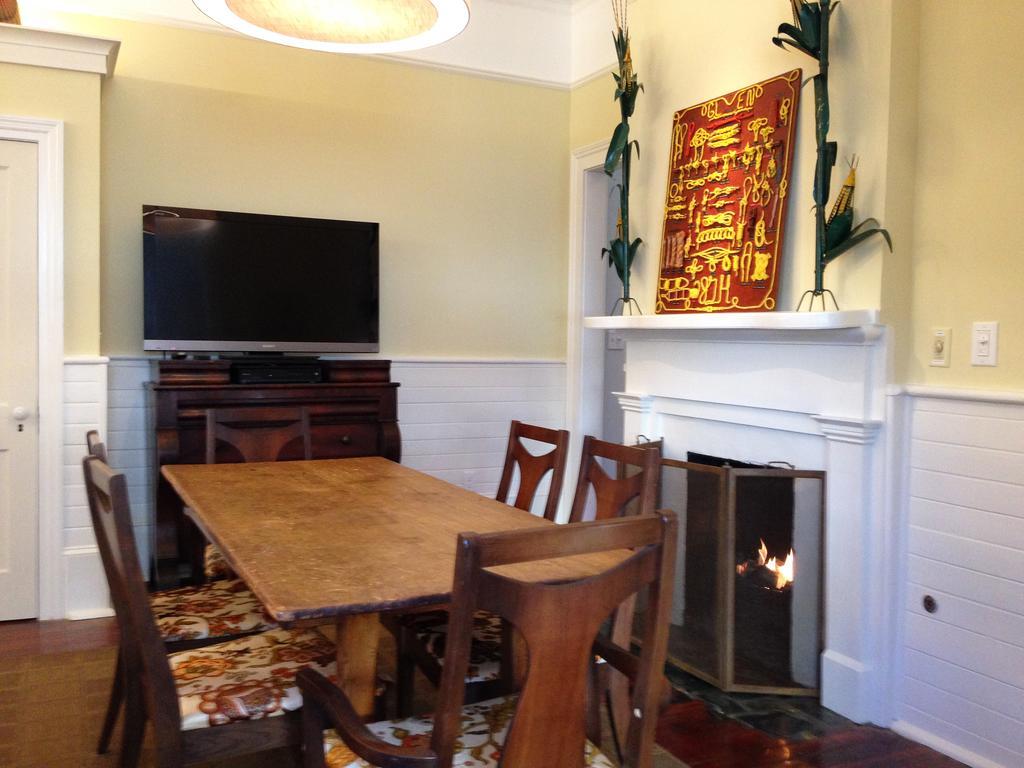 Jingle Bells Square House-Historic District-Working Fireplaces-Screened Porch Savannah Exterior photo